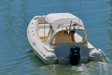 İtalya, Sicilya, Akdeniz, Marina di Ragusa (Ragusa ili); 27 Ağustos 2020, limandaki kauçuk bir teknede insanlar - EDITORIAL