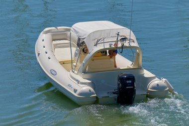 İtalya, Sicilya, Akdeniz, Marina di Ragusa (Ragusa ili); 27 Ağustos 2020, limandaki kauçuk bir teknede insanlar - EDITORIAL