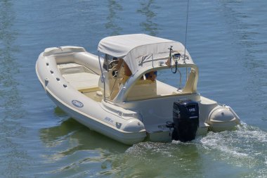 İtalya, Sicilya, Akdeniz, Marina di Ragusa (Ragusa ili); 27 Ağustos 2020, limandaki kauçuk bir teknede insanlar - EDITORIAL