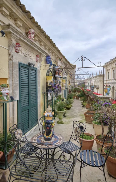 Italia Sicilia Palazzolo Acreide Provincia Siracusa Diciembre 2019 Estatuas Plantas — Foto de Stock