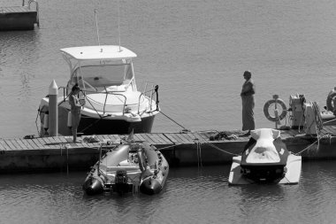 İtalya, Sicilya, Akdeniz, Marina di Ragusa (Ragusa ili); 27 Ağustos 2020, limandaki insanlar, motorlu tekneler ve lüks yatlar - EDITORIAL