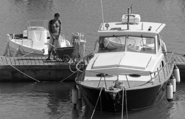 İtalya, Sicilya, Akdeniz, Marina di Ragusa (Ragusa ili); 27 Ağustos 2020, limanda insan ve lüks yatlar - EDITORIAL