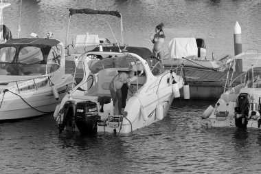 İtalya, Sicilya, Akdeniz, Marina di Ragusa (Ragusa ili); 27 Ağustos 2020, limanda lüks bir yatta çift - EDITORIAL