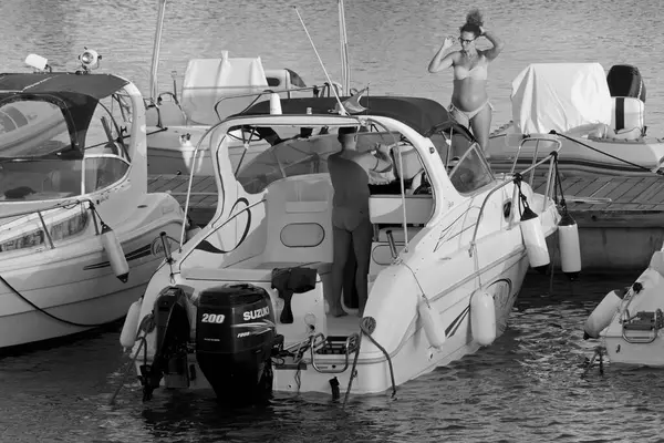 イタリア シチリア島 地中海 マリーナ ラグーザ ラグーザ州 2020年8月27日 港内の豪華なヨットでカップル Editorial — ストック写真
