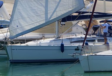 İtalya, Sicilya, Akdeniz, Marina di Ragusa (Ragusa Eyaleti); 28 Ağustos 2020, limandaki bir yelkenli ve lüks yatlarda adam - EDITORIAL