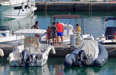 İtalya, Sicilya, Akdeniz, Marina di Ragusa (Ragusa ili); 28 Ağustos 2020, limandaki insanlar, motorlu tekneler ve lüks yatlar - EDITORIAL