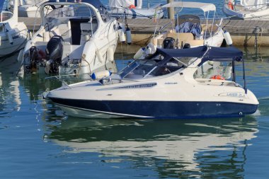 İtalya, Sicilya, Akdeniz, Marina di Ragusa (Ragusa Eyaleti); 28 Ağustos 2020, limanda lüks bir yatta insanlar - EDITORIAL