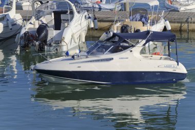 İtalya, Sicilya, Akdeniz, Marina di Ragusa (Ragusa Eyaleti); 28 Ağustos 2020, limanda lüks bir yatta insanlar - EDITORIAL