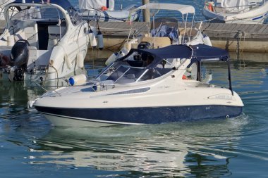 İtalya, Sicilya, Akdeniz, Marina di Ragusa (Ragusa Eyaleti); 28 Ağustos 2020, limanda lüks bir yatta insanlar - EDITORIAL