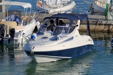 İtalya, Sicilya, Akdeniz, Marina di Ragusa (Ragusa Eyaleti); 28 Ağustos 2020, limanda lüks bir yatta insanlar - EDITORIAL