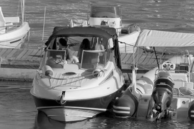 İtalya, Sicilya, Akdeniz, Marina di Ragusa (Ragusa Eyaleti); 28 Ağustos 2020, limanda lüks bir yatta insanlar - EDITORIAL