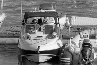 İtalya, Sicilya, Akdeniz, Marina di Ragusa (Ragusa Eyaleti); 28 Ağustos 2020, limanda lüks bir yatta insanlar - EDITORIAL