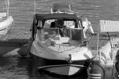 İtalya, Sicilya, Akdeniz, Marina di Ragusa (Ragusa Eyaleti); 28 Ağustos 2020, limanda lüks bir yatta insanlar - EDITORIAL