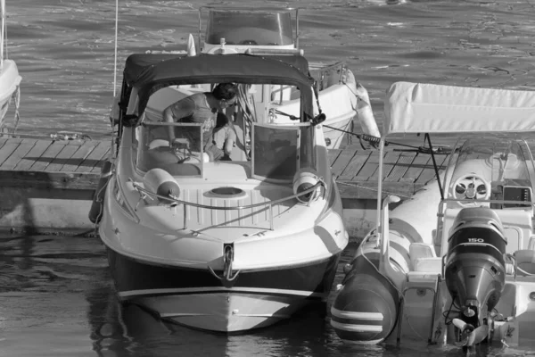 イタリア シチリア島 地中海 マリーナ ラグーザ ラグーザ州 2020年8月28日 港内の豪華なヨットに乗っている人々 Editorial — ストック写真