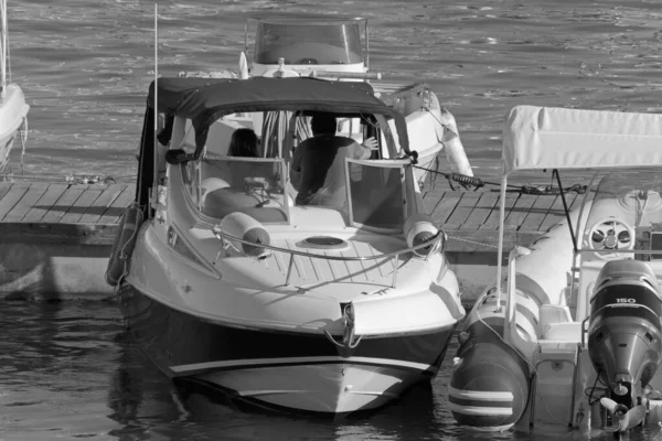 İtalya, Sicilya, Akdeniz, Marina di Ragusa (Ragusa Eyaleti); 28 Ağustos 2020, limanda lüks bir yatta insanlar - EDITORIAL