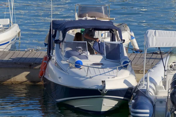 イタリア シチリア島 地中海 マリーナ ラグーザ ラグーザ州 2020年8月28日 港内の豪華なヨットに乗っている人々 Editorial — ストック写真