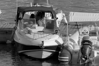 İtalya, Sicilya, Akdeniz, Marina di Ragusa (Ragusa Eyaleti); 28 Ağustos 2020, limanda lüks bir yatta insanlar - EDITORIAL