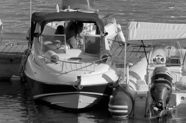 İtalya, Sicilya, Akdeniz, Marina di Ragusa (Ragusa Eyaleti); 28 Ağustos 2020, limanda lüks bir yatta insanlar - EDITORIAL