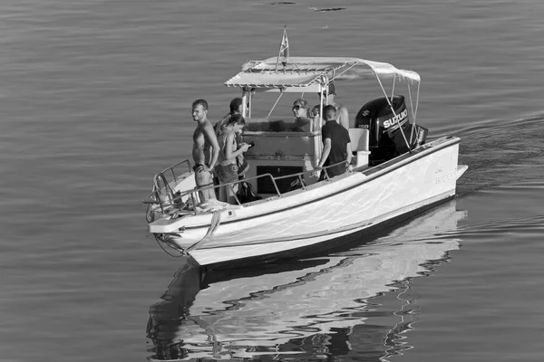 イタリア シチリア島 地中海 マリーナ ラグーザ ラグーザ州 2020年8月28日 港のモーターボートに乗っている人々 Editorial — ストック写真