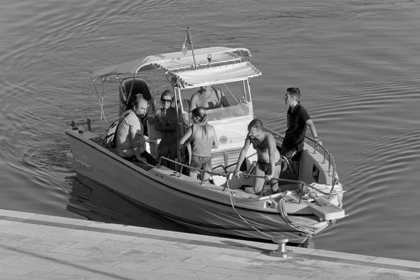 意大利 西西里 地中海 拉古萨海 拉古萨省 2020年8月28日 港口的一艘汽艇上的乘客 Editorial — 图库照片