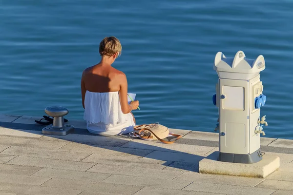 Italy Sicily Mediterranean Sea Marina Ragusa Ragusa Province Woman Sitting — Stock Photo, Image