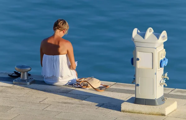 Italy Sicily Mediterranean Sea Marina Ragusa Ragusa Province Woman Sitting — Stock Photo, Image