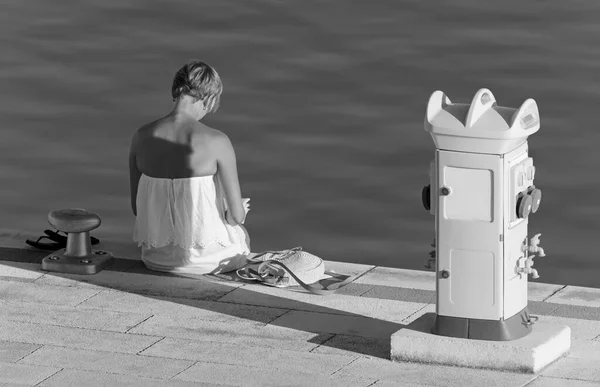 Italy Sicily Mediterranean Sea Marina Ragusa Ragusa Province Woman Sitting — Stock Photo, Image