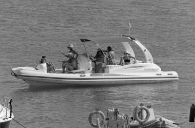 İtalya, Sicilya, Akdeniz, Marina di Ragusa (Ragusa ili); 29 Ağustos 2020, limandaki kauçuk bir teknede insanlar - EDITORIAL