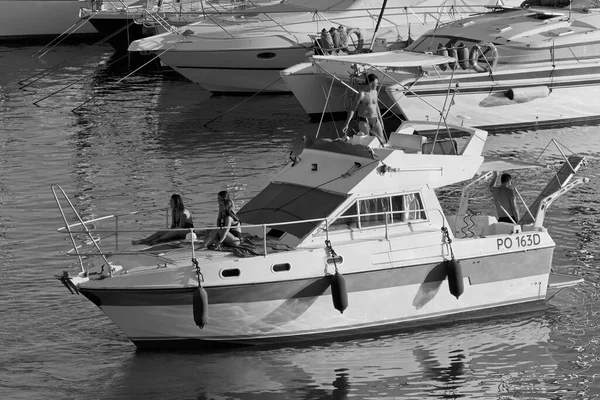 意大利 西西里 地中海 拉古萨港 拉古萨省 2020年8月28日 港口乘豪华游艇的人 Editorial — 图库照片