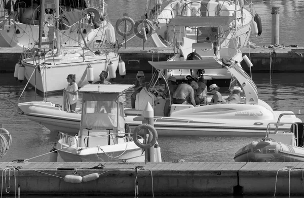 Italien Sicilien Medelhavet Marina Ragusa Ragusaprovinsen Augusti 2020 Människor Gummibåt — Stockfoto