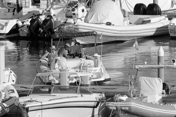 意大利 西西里 地中海 拉古萨海 拉古萨省 2020年8月29日 港口一艘橡皮船上的人 Editorial — 图库照片