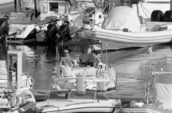 イタリア シチリア島 地中海 マリーナ ラグーザ ラグーザ州 2020年8月29日 港のゴムボートに乗っている人々 Editorial — ストック写真