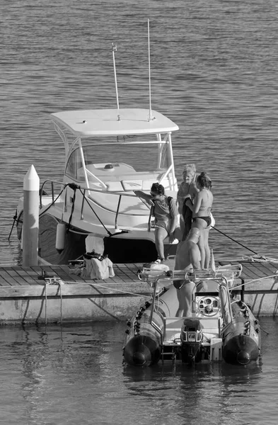 イタリア シチリア島 地中海 マリーナ ラグーザ ラグーザ州 2020年8月29日 港内の人々 モーターボート 豪華ヨット — ストック写真