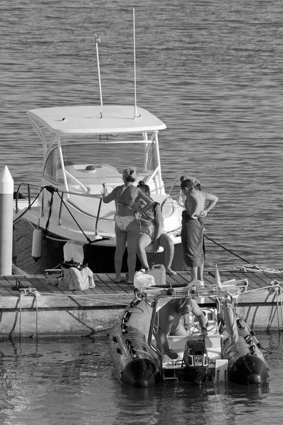 意大利 西西里 地中海 拉古萨港 拉古萨省 2020年8月29日 港口内的人员 汽艇和豪华游艇 Editorial — 图库照片