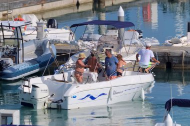 İtalya, Sicilya, Akdeniz, Marina di Ragusa (Ragusa Eyaleti); 30 Ağustos 2020, limandaki bir motorlu tekne - EDITORIAL