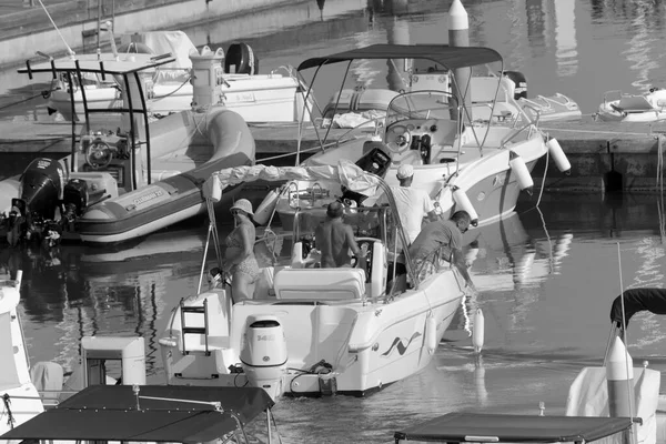 意大利 西西里 地中海 拉古萨海 拉古萨省 2020年8月30日 港口的一艘汽艇上的乘客 Editorial — 图库照片