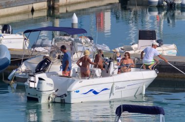 İtalya, Sicilya, Akdeniz, Marina di Ragusa (Ragusa Eyaleti); 30 Ağustos 2020, limandaki bir motorlu tekne - EDITORIAL