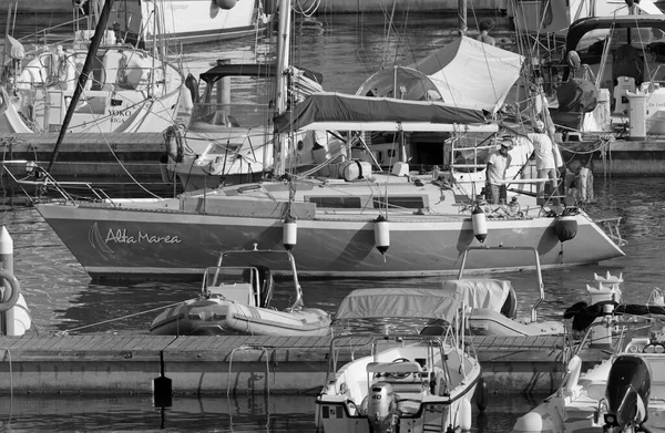 意大利 西西里 地中海 拉古萨海 拉古萨省 2020年8月30日 在港口乘游艇和豪华游艇的夫妇 Editorial — 图库照片