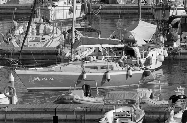 イタリア シチリア島 地中海 マリーナ ラグーザ ラグーザ州 8月2020 セーリングボートと港の豪華ヨットでカップル Editorial — ストック写真