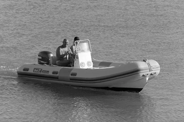 İtalya, Sicilya, Akdeniz, Marina di Ragusa (Ragusa ili); 31 Ağustos 2020, limanda bir kauçuk teknede çift - EDITORIAL