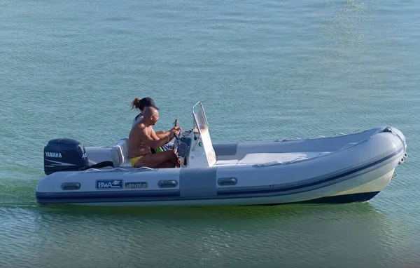 イタリア シチリア島 地中海 マリーナ ラグーザ ラグーザ州 8月2020 ポート内のゴムボート上のカップル 編集部 — ストック写真