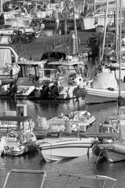 İtalya, Sicilya, Akdeniz, Marina di Ragusa (Ragusa Eyaleti); 1 Eylül 2020, limanda motorlu tekneler ve lüks yatlar - EDITORIAL