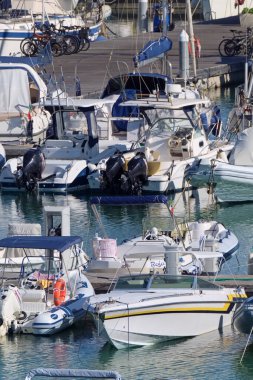 İtalya, Sicilya, Akdeniz, Marina di Ragusa (Ragusa Eyaleti); 1 Eylül 2020, limanda motorlu tekneler ve lüks yatlar - EDITORIAL