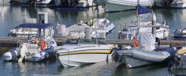 İtalya, Sicilya, Akdeniz, Marina di Ragusa (Ragusa Eyaleti); 1 Eylül 2020, limanda motorlu tekneler ve lüks yatlar - EDITORIAL