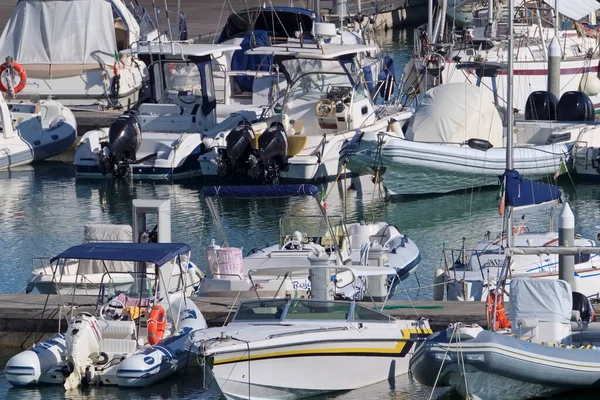 イタリア シチリア島 地中海 マリーナ ラグーザ ラグーザ州 9月2020 港のモーターボートや豪華ヨット 編集部 — ストック写真