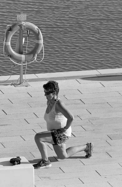 Italy Sicily Marina Ragusa Ragusa Province May 2020 Woman Exercising — Stock Photo, Image