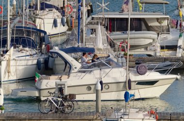 İtalya, Sicilya, Akdeniz, Marina di Ragusa (Ragusa Eyaleti); 2 Eylül 2020, limanda lüks bir yatta çift - EDITORIAL