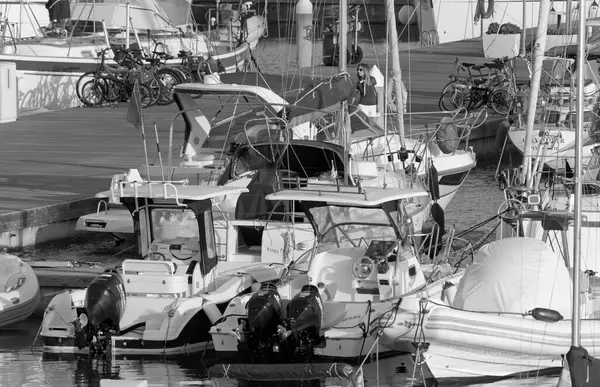イタリア シチリア島 地中海 マリーナ ラグーザ ラグーザ州 9月2020 ポート内の豪華ヨットでカップル 編集部 — ストック写真