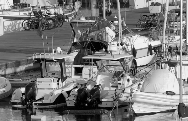 İtalya, Sicilya, Akdeniz, Marina di Ragusa (Ragusa Eyaleti); 2 Eylül 2020, limanda lüks bir yatta çift - EDITORIAL