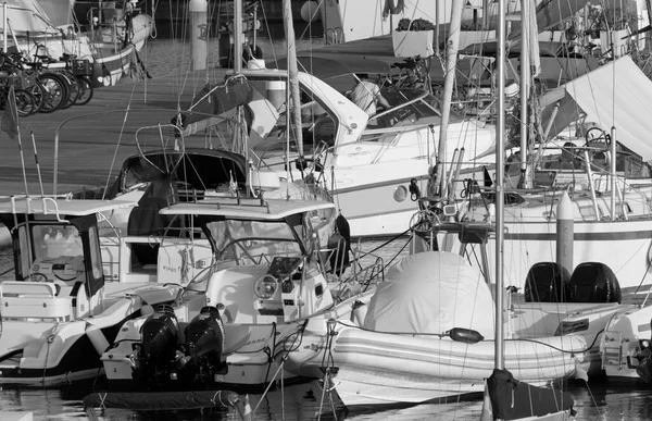 İtalya, Sicilya, Akdeniz, Marina di Ragusa (Ragusa Eyaleti); 2 Eylül 2020, limanda lüks bir yatta çift - EDITORIAL